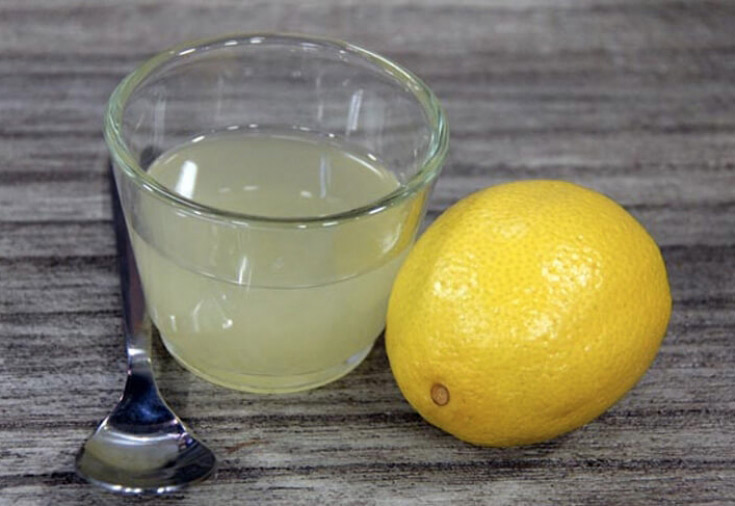 Смесь лимонного сока и воды